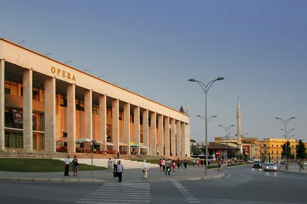 Tirana, albania, opera house w skanderbeg placu o zmierzchu — Zdjęcie stockowe