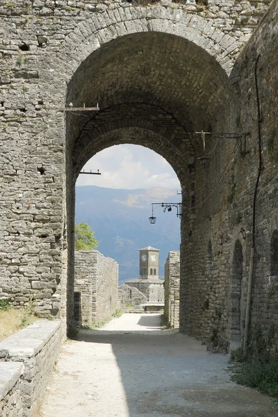 Albania, Gjirokaster, Torre dell'Orologio Vista attraverso la Porta della Fortezza — Foto Stock