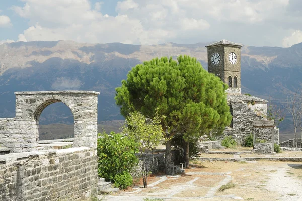 Albanië, citadel van gjirokaster, klokkentoren — Stockfoto