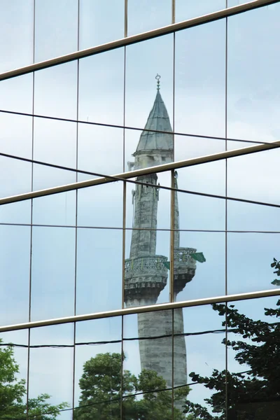 Macédoine, Skopje, Réflexion d'un minaret — Photo