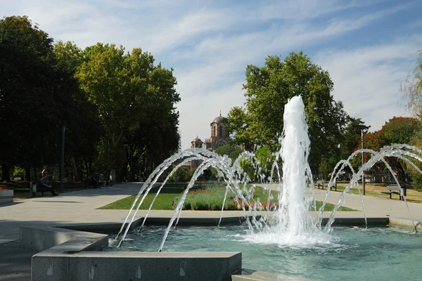 Serbia, Belgrad, Tasmajdan Park, Fountain and Saint Mark Church — Stock Photo, Image