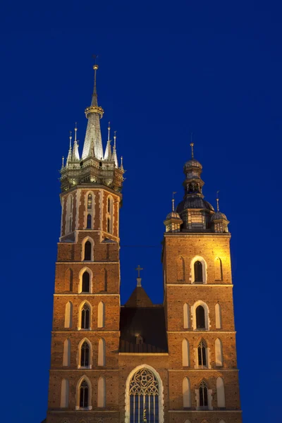 Polandia, Krakow, Mariacki Gereja Towers Lit up at senja — Stok Foto