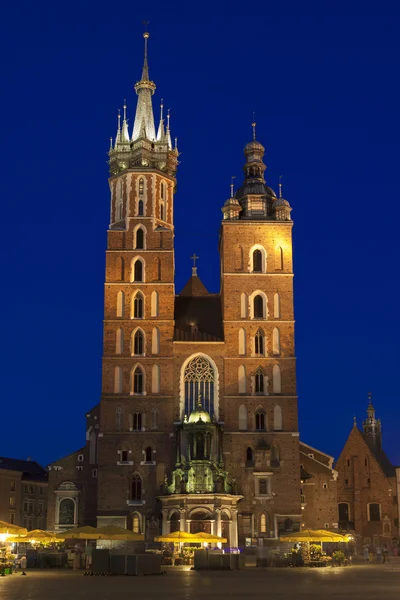 ポーランド、クラクフ、mariacki 教会のファサードは夕暮れ時に点灯 — ストック写真