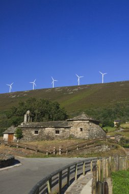 İspanya, Asturias, Rüzgar türbinleri ve antik Kilisesi