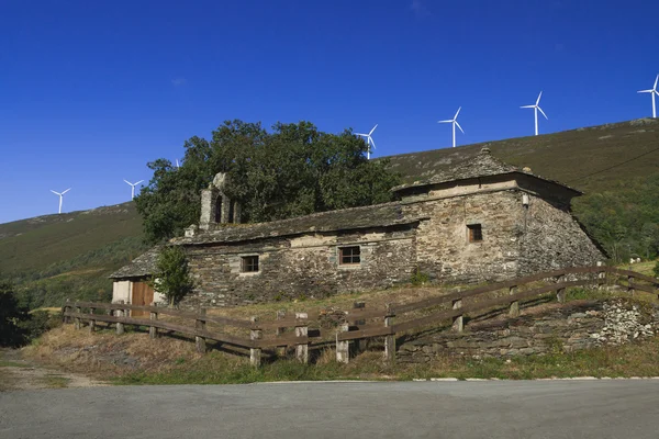 Spagna, Asturie, turbine eoliche e chiesa antica — Foto Stock
