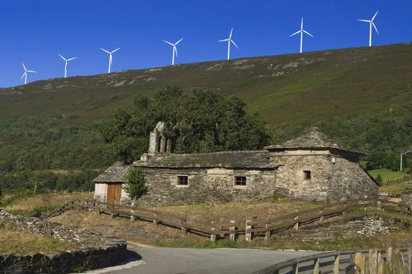 Španělsko, Asturias, větrné turbíny a starověké církve — Stock fotografie