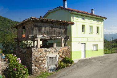 İspanya, Asturias, Cornellana, horreo - geleneksel ahır
