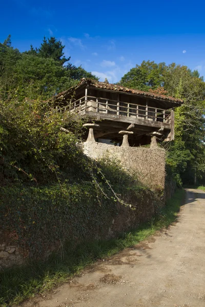 Hiszpania, Asturia, Cornellana, horreo - tradycyjne stodoła — Zdjęcie stockowe