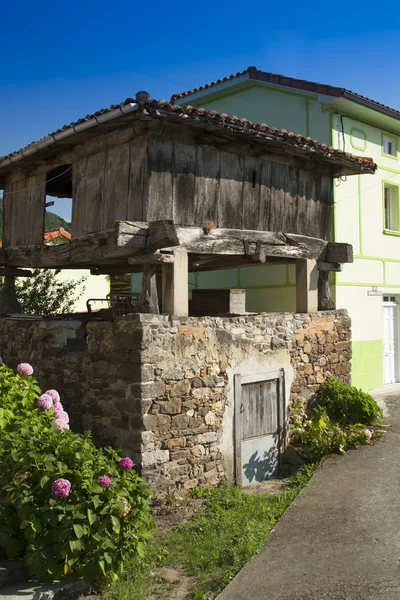 España, Asturias, Cornellana, horreo - granero tradicional —  Fotos de Stock