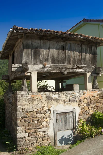 Spanien, asturien, cornellana, horreo - traditionelle Scheune — Stockfoto