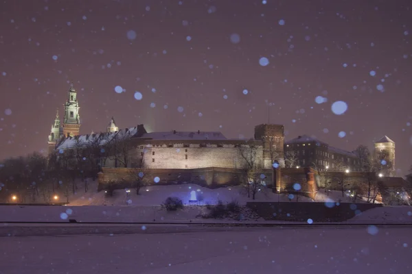 Pokryte śniegiem Polska, Kraków, Zamek Królewski na Wawelu podświetlane — Zdjęcie stockowe