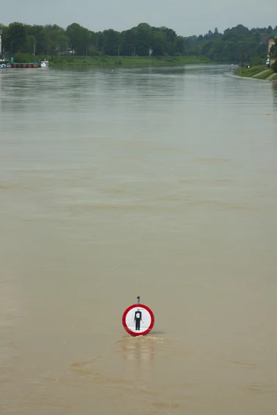 Polska, Kraków, powódź, nie wpisu znakiem nad wodą — Zdjęcie stockowe