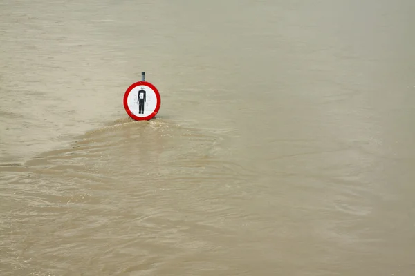 Polska, Kraków, powódź, nie wpisu znakiem nad wodą — Zdjęcie stockowe