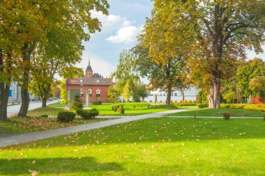Polonya, Silezya, Gliwice, Teknik Üniversite Kampüsü öğleden sonra güneşlendi, sonbaharın başında