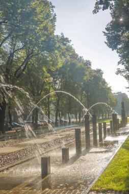 Polonya, Yukarı Silezya, Gliwice, Pilsudski Meydanı 'ndaki Fontain, sabah güneş ışığı, sonbaharın başı.