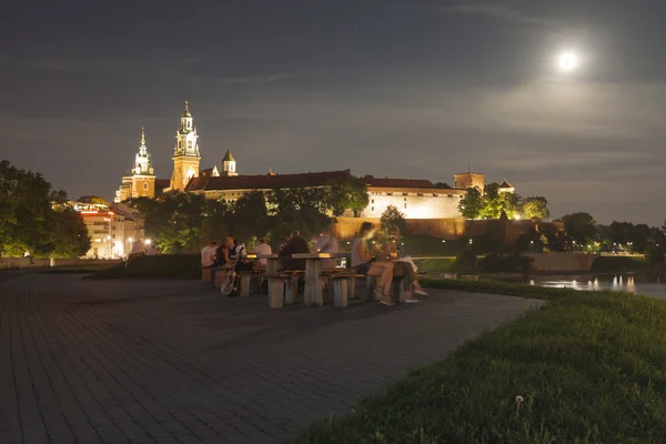 Polandia, Krakow, Istana Kerajaan Wawel Lit-up, musim panas, diterangi bulan — Stok Foto