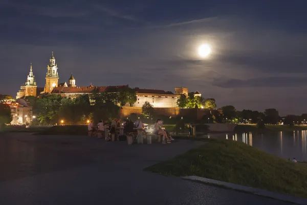 Polandia, Krakow, Istana Kerajaan Wawel Lit-up, musim panas, diterangi bulan — Stok Foto