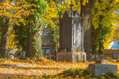Polonya, Yukarı Silezya, Gliwice, eski kullanılmayan çelik işçileri mezarı, sonbaharda güzel bir günde.