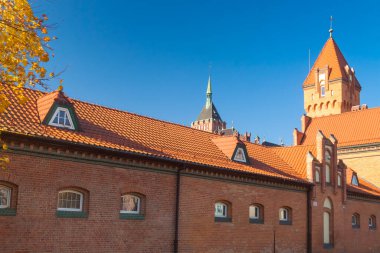 Polonya, Yukarı Silezya, Gliwice, güneşli antik itfaiye binası önü, Teknik Üniversitesi kule arka planı, sonbaharda güneş ışığı