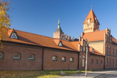 Polonya, Yukarı Silezya, Gliwice, güneşli antik itfaiye binası önü, Teknik Üniversitesi kule arka planı, sonbaharda güneş ışığı