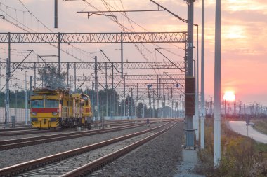Demiryolu Rayları, Bakım Treni ve Sunset 'te Sonbaharda Tedarik Kataloğu