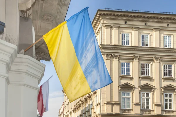 Bandera Ucrania Como Muestra Solidaridad Durante Guerra Primer Plano Palac — Foto de Stock