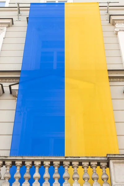 作为波兰战争期间团结的象征 2022年3月 克拉科夫 第25号市政厅的立面上挂着乌克兰国旗 — 图库照片