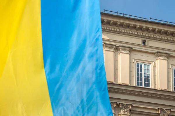 乌克兰国旗作为战争前瞻期间团结的象征 Palac Pod Baranami大楼背景 波兰克拉科夫 2022年3月 — 图库照片