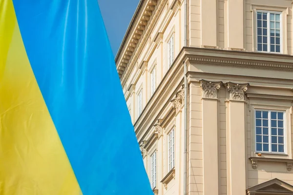 Ukrajinská Vlajka Jako Projev Solidarity Popředí Války Budova Palác Pod Royalty Free Stock Fotografie