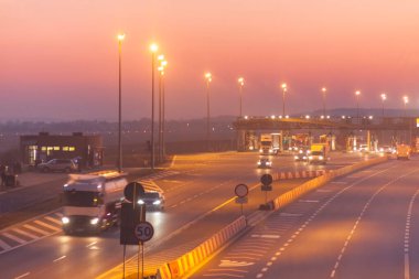 Polonya, Krakow, Balice Goll Tahsilat İstasyonu, A4 karayolu üzerinde alacakaranlıkta, arka planda iniş yapan uçaklar.