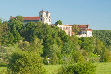 Krakow, Polonya yakınlarındaki Tyniec Benedictine Manastırı 'ndan Viev, öğleden sonra, bahar