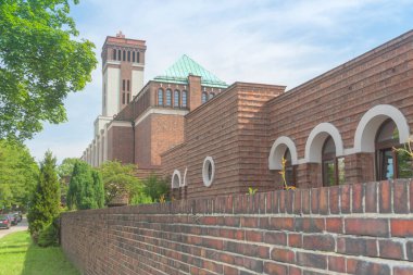 Polonya, Yukarı Silezya, Gliwice Zatorze, Kral modernist kilise, bahar, güneş ışığı, bulutlu gökyüzü