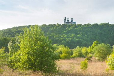 Polonya, Malopolska, Krakow, Bielany Camaldotes Manastırı Öğleden sonra güneşli, bahar zamanı
