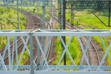 Yazın yukarıdan görünen Sunlit Demiryolu Rayları ve Tepedeki Kablolar