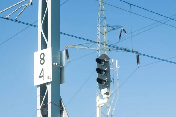Schienensignal Oberleitung Stromleitungsmast Vor Blauem Himmel — Stockfoto