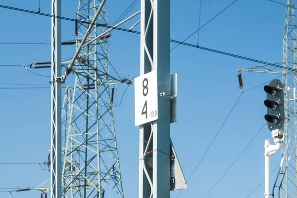 Schienensignal Oberleitung Stromleitungsmast Vor Blauem Himmel — Stockfoto