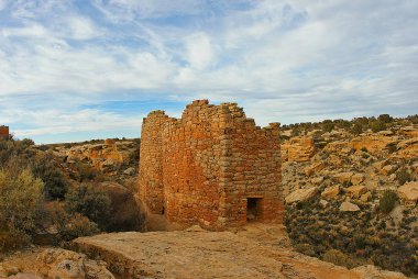 tuğla ev harabe bir kanyon