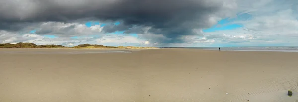 Beach under a dramatic, moody sky panorama — Stock Photo, Image