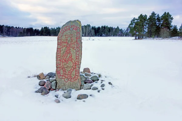 Runestone dans un paysage hivernal — Photo