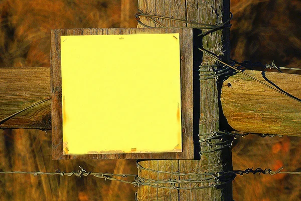 Tom skylt på ett staket i trä — Stockfoto