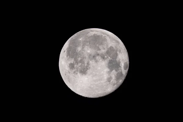 满月在漆黑的天空中 — 图库照片
