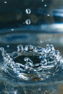 Su damlacıkları yüzeye çarptığında bir etki yaratırlar.