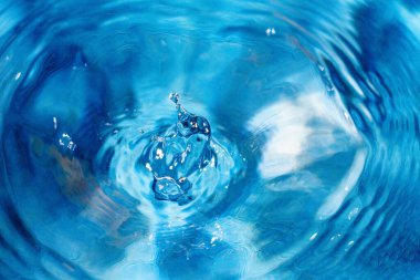 Su damlacıkları yüzeye çarptığında bir etki yaratırlar.