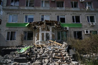 Bombardıman sonrası Ukrayna 'da yıkılmış bir binanın cephesi.