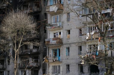 Penceresiz harabe bir ev. Savaş sırasında bombardımandan sonra yanmış bir ev.