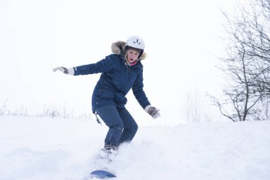 Kız dağdan snowboard 'a biniyor