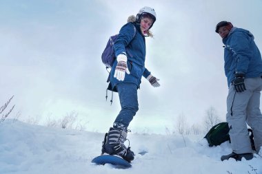 Kız dağdan snowboard 'a biniyor