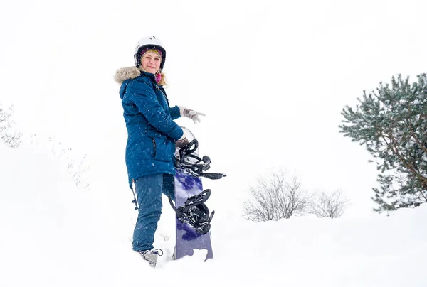 Kız Elinde Bir Snowboard Tutuyor Dağ Ceketi Kask Giyiyor — Stok fotoğraf