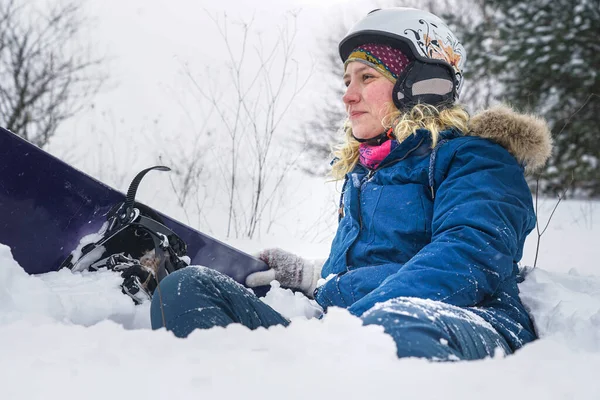 Kar Üzerinde Bir Kız Snowboardcunun Portresi Kar Kasklı Ceketli Bir — Stok fotoğraf