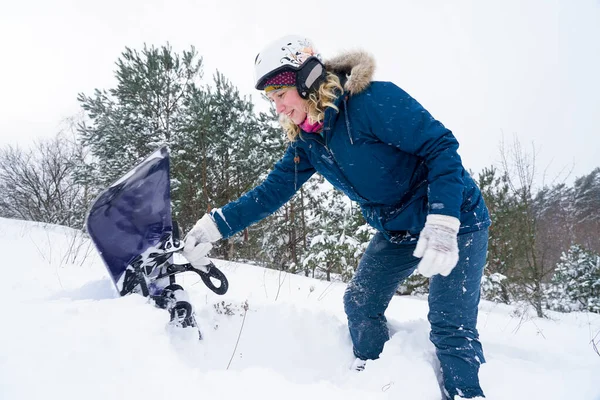 Kız Karlı Bir Yamaçta Kar Kayağı Vrka Sıyla Gidiyor — Stok fotoğraf